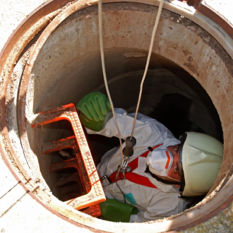 man-on-a-sewer-inspection-newport-wa