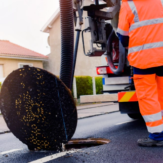 work maintenance and sewer pump service cleaning sewers on the road newport wa